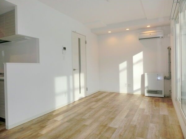 居室・リビング　明るいリビングで気持ちも明るくなりますね♪