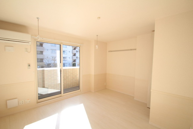 居室・リビング　洋室にはエアコン備え付け♪