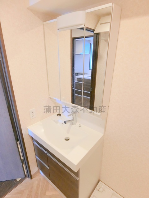 洗面設備　3面鏡の独立洗面台　洗面脱衣所