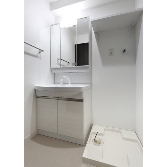 洗面設備　三面鏡で中は収納できます