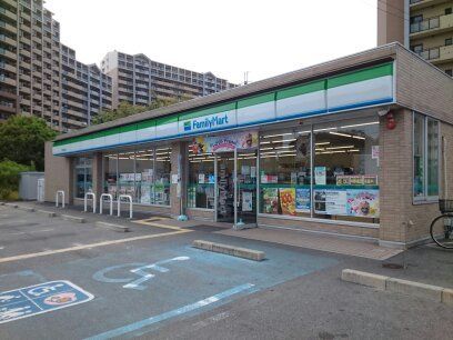 コンビニ　ファミリーマート様（コンビニ）まで600m