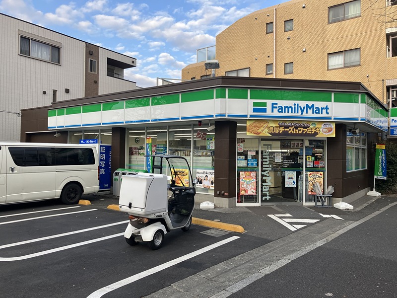 コンビニ　ファミリーマート 高円寺南三丁目店（コンビニ）まで338m