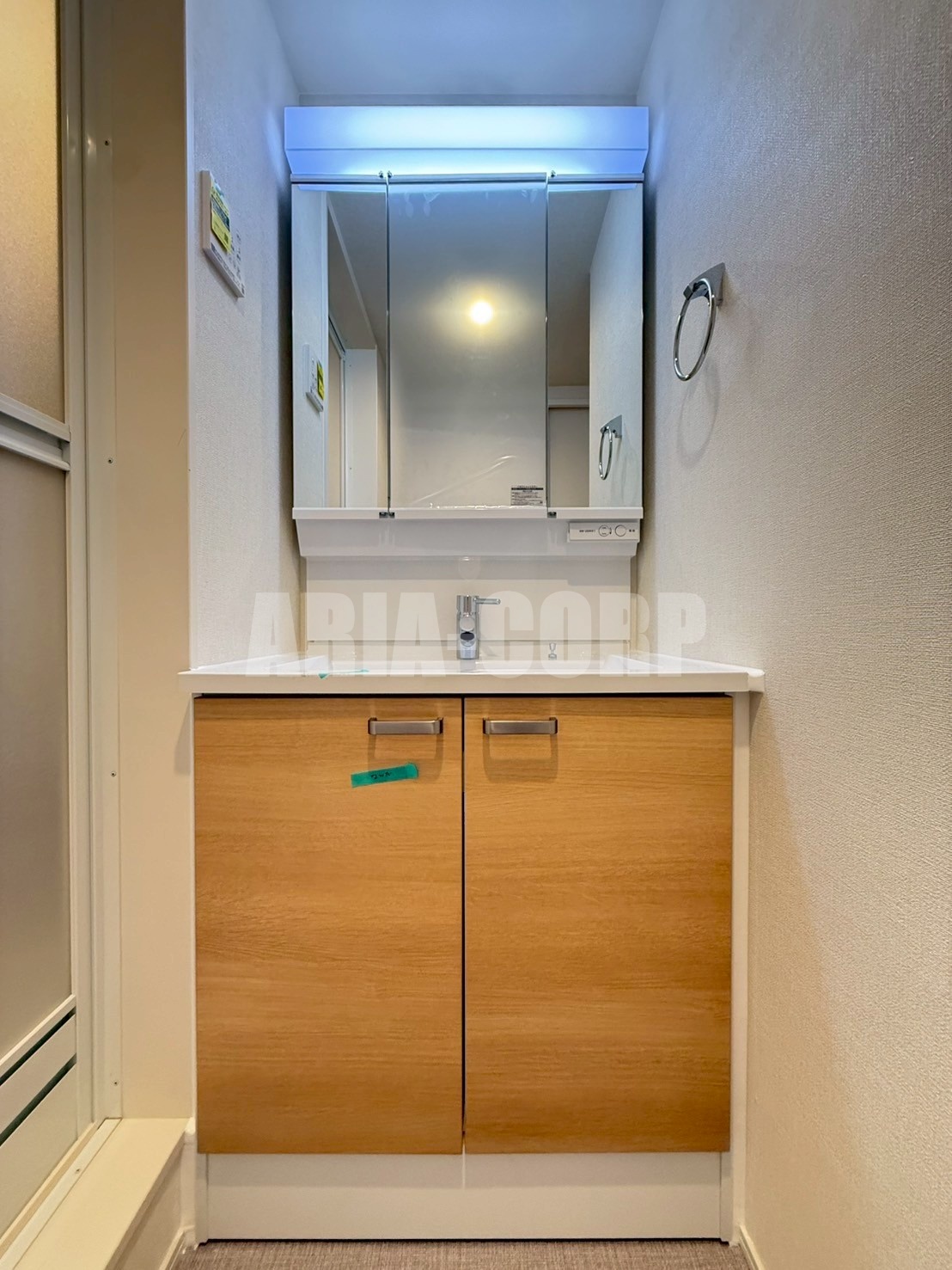 洗面設備　三面鏡タイプの洗面台搭載！便利な収納引き出し有り♪