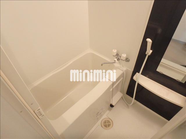 バス・シャワールーム　化粧板付きの綺麗なバスルーム