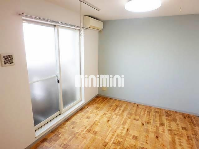 居室・リビング　アクセントクロスと床は個性的