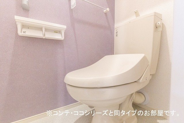 トイレ　落ち着いた色調のトイレです
