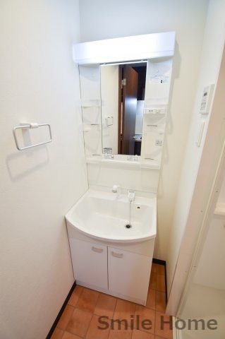 洗面設備　人気の独立洗面所にはうれしいシャンプードレッサー完備です。