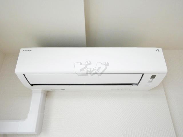 その他設備　夏もカラッと快適♪エアコン付きです！