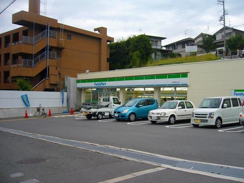 コンビニ　ファミリーマート 茨木南春日丘店（コンビニ）まで1101m