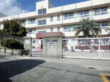 小学校　茨木市立西小学校（小学校）まで866m