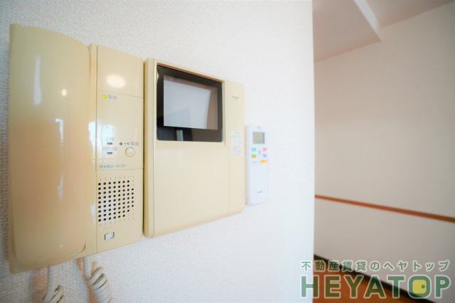 セキュリティ　モニター付きドアホンで安心確認（同仕様写真）
