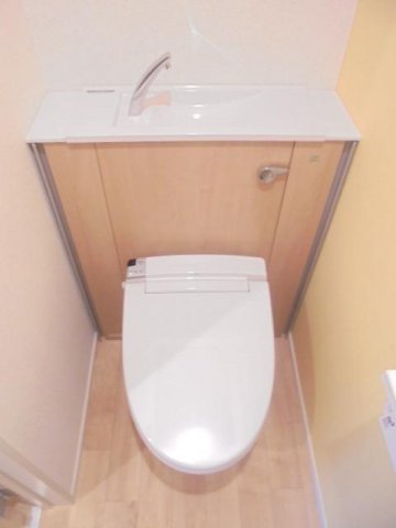 トイレ　落ち着いた色調のトイレです