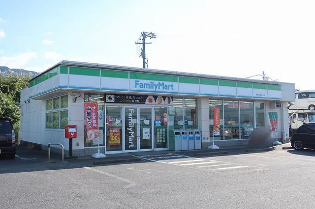 コンビニ　ファミリーマート（コンビニ）まで1800m