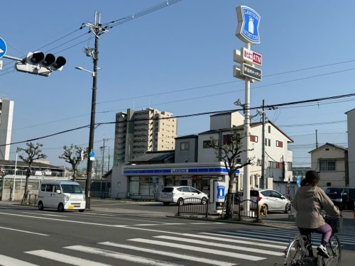 コンビニ　ローソン　生野巽東三丁目店（コンビニ）まで526m
