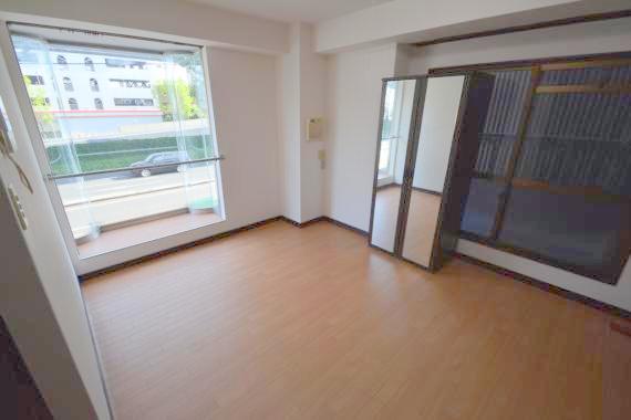 居室・リビング　朝には心地よい光が差し込む、このお部屋でお休みください。