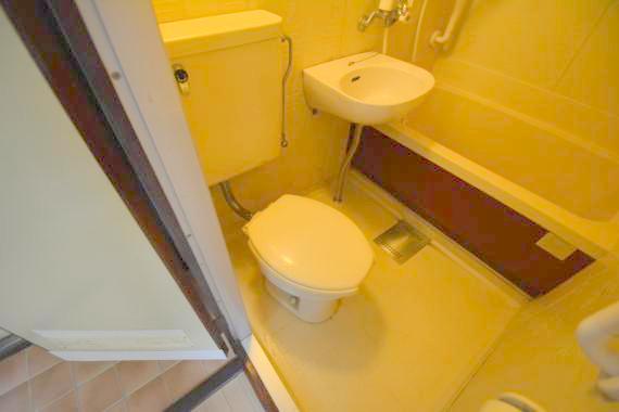 トイレ　白くてピカピカのトイレですね。お掃除もしやすいです。
