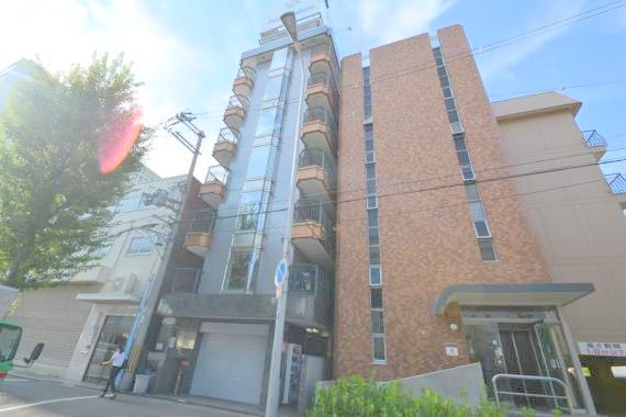 建物外観　落ち着いた色合いの綺麗なマンションです。