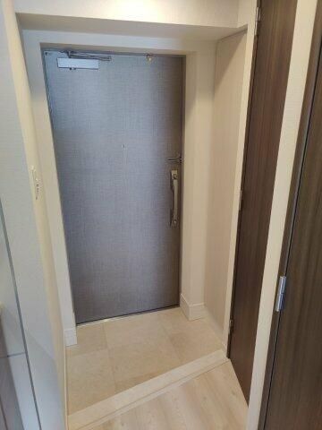 玄関　※同タイプの別のお部屋です。