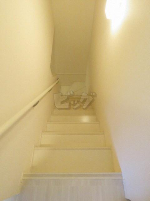 その他　戸建を思わせる屋内の階段です。