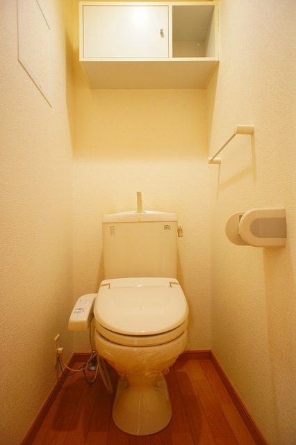 トイレ　トイレはシャワー付き洗浄便座で快適です