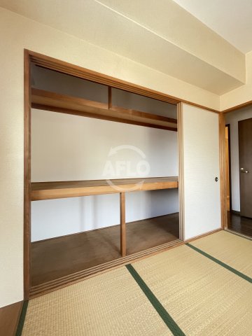 収納　メゾンドーム三軒家　押し入れ