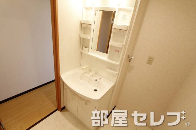 洗面設備　きれいな独立洗面所です。