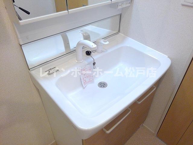 洗面設備　明るい洗面所です