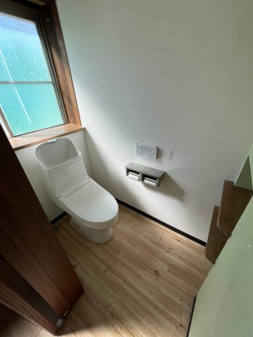 トイレ　トイレはリフォーム済み。清潔感のある空間です。