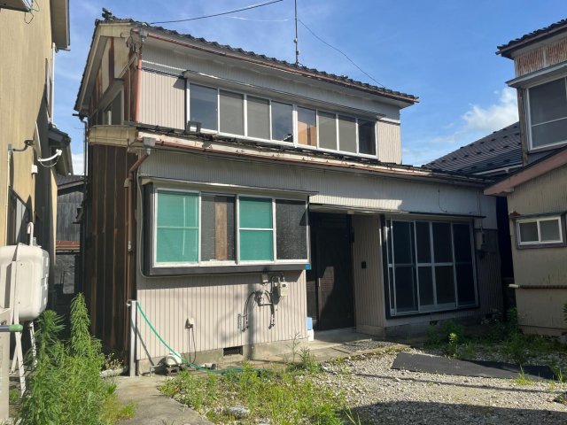 建物外観　落ち着いた和風な戸建てです。玄関前に駐車スペースがあります。
