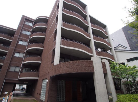 建物外観　鉄筋コンクリート造のがっちりとした建物。