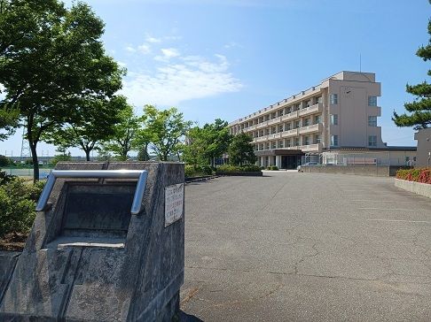 中学校　小松市立板津中学校（中学校）まで700m