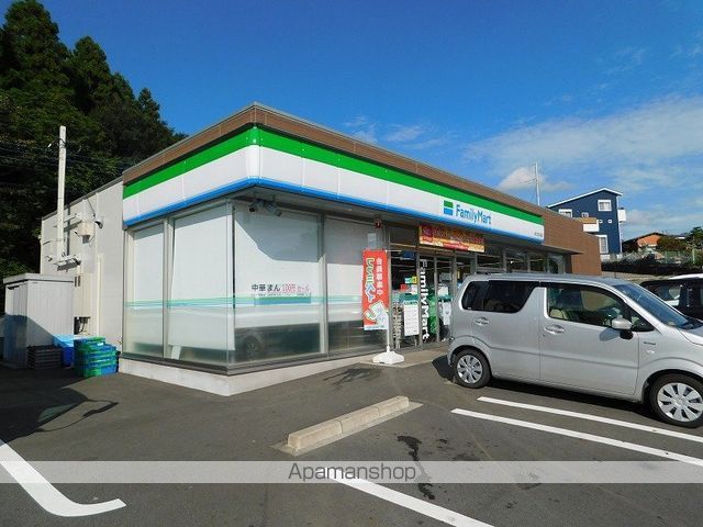 コンビニ　ファミリーマート（コンビニ）まで738m