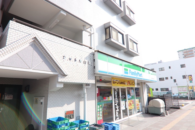 コンビニ　ファミリーマート ナカムラ伝馬町店（コンビニ）まで100m