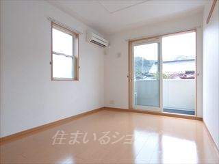グレイス吉田 II番館の居間写真