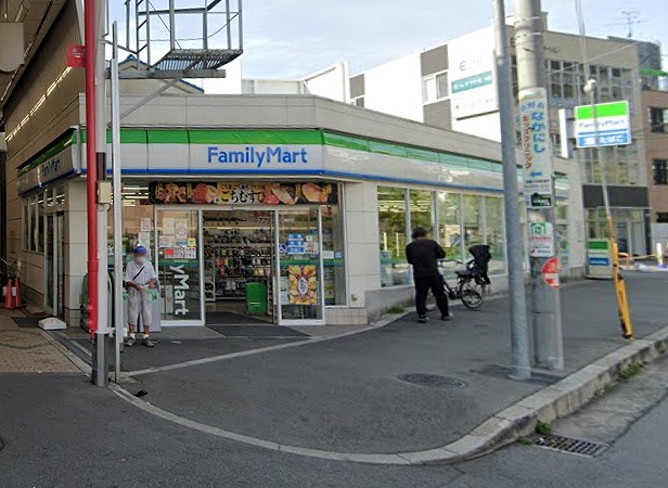 コンビニ　ファミリーマート神崎川駅前西店（コンビニ）まで472m