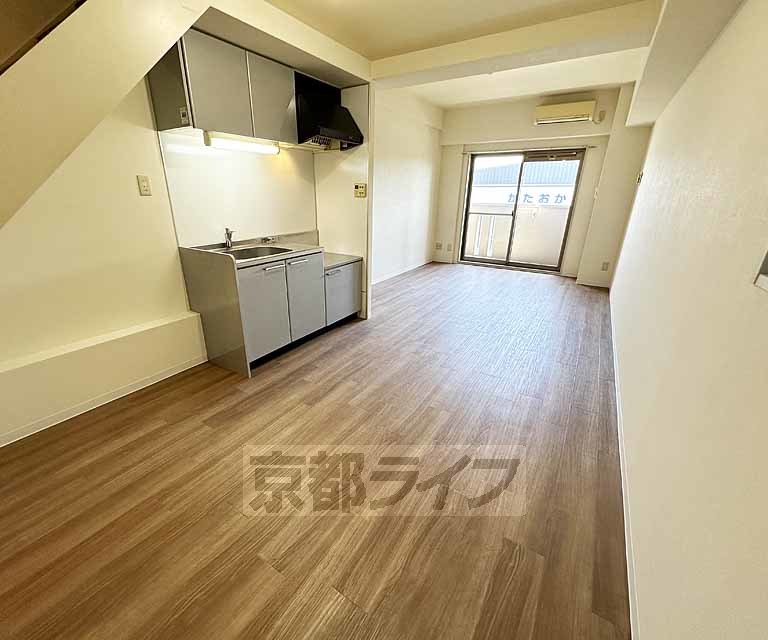 阪急京都線 西京極駅 徒歩7分 7階建 築21年の居間写真