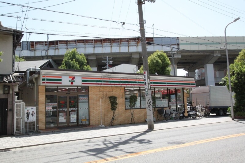 コンビニ　セブンイレブン大阪松崎町4丁目店（コンビニ）まで129m