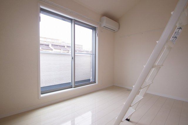 居室・リビング　落ち着いた色合いの床材を使用した居住空間です。