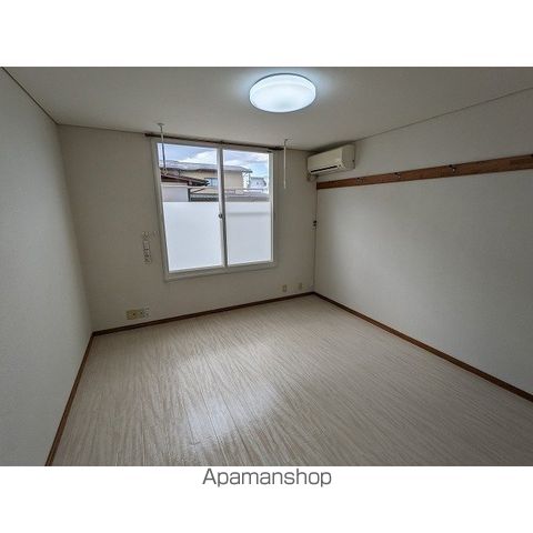 サン・ジュニア 東棟の居間写真
