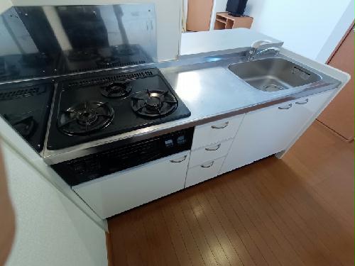 キッチン　コンロは３口コンロです。