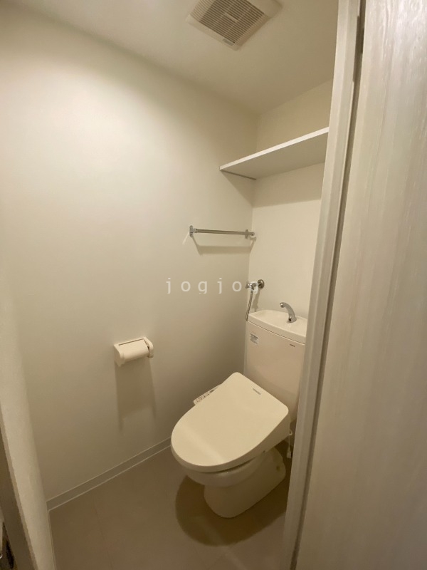 トイレ　嬉しい温水洗浄便座付きのトイレです。