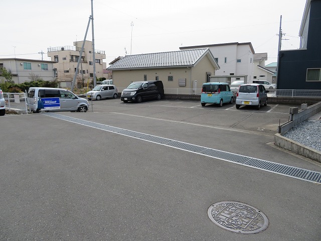 【カーサフェリーチエの駐車場】