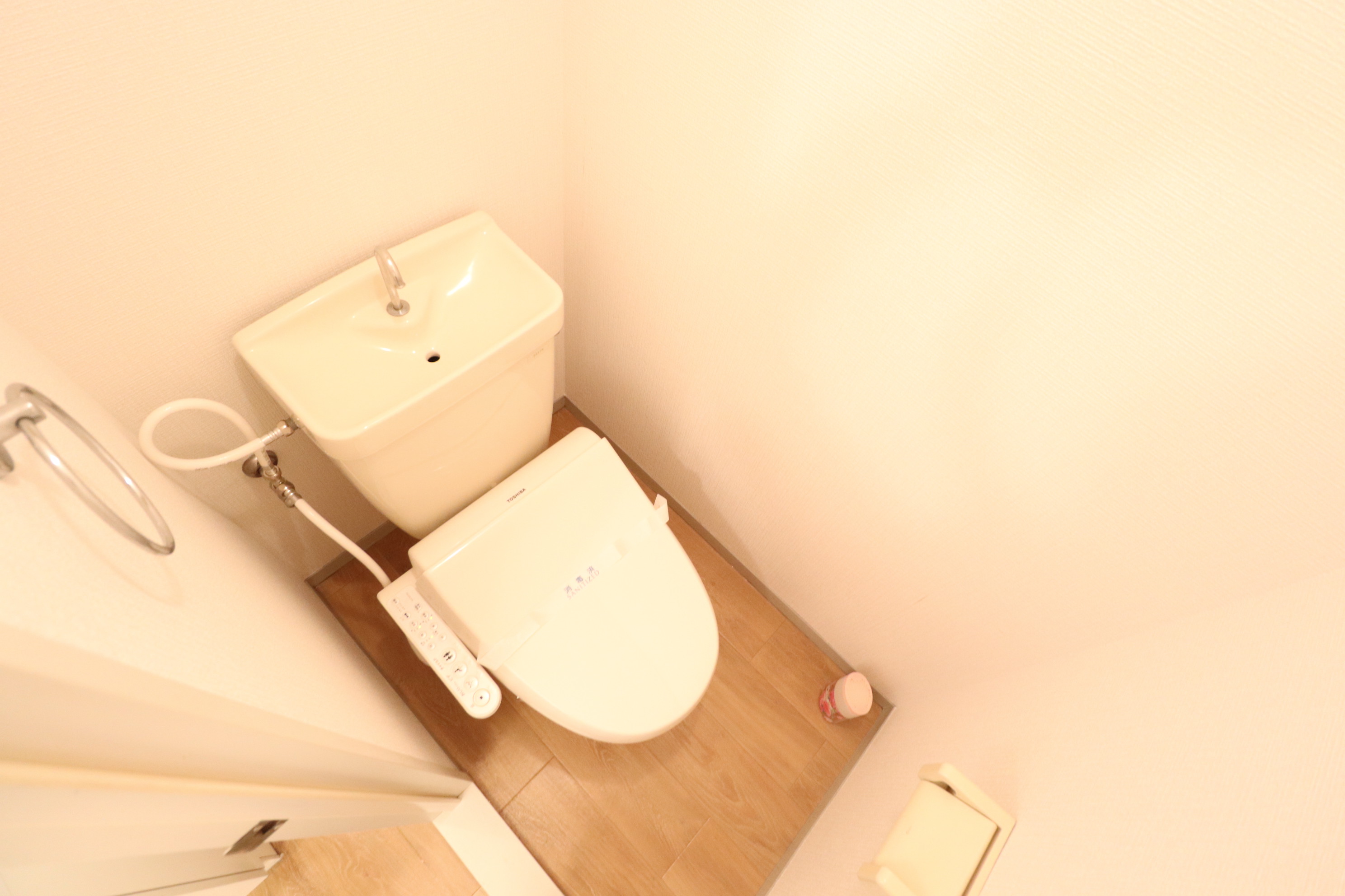 トイレ　温水洗浄便座付きです！