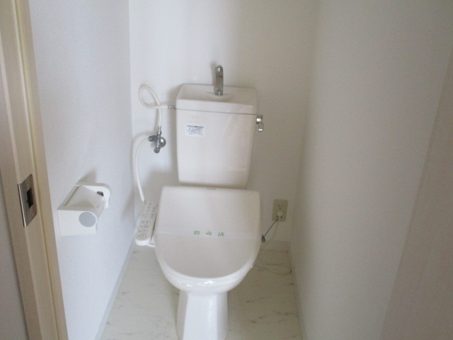 浜松市中央区 3階建 築16年のトイレ写真