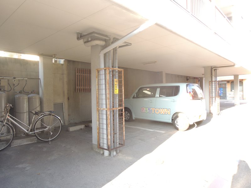 【メゾンラベール本町の駐車場】