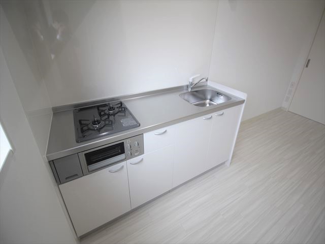 キッチン　反転したお部屋の写真です。