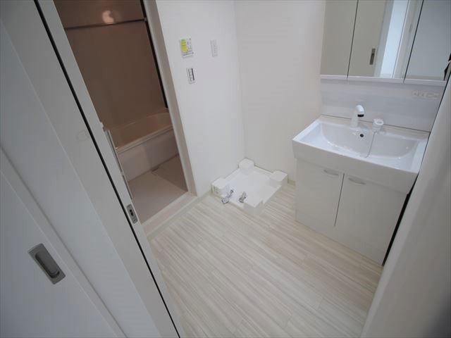 洗面設備　反転したお部屋の写真です。
