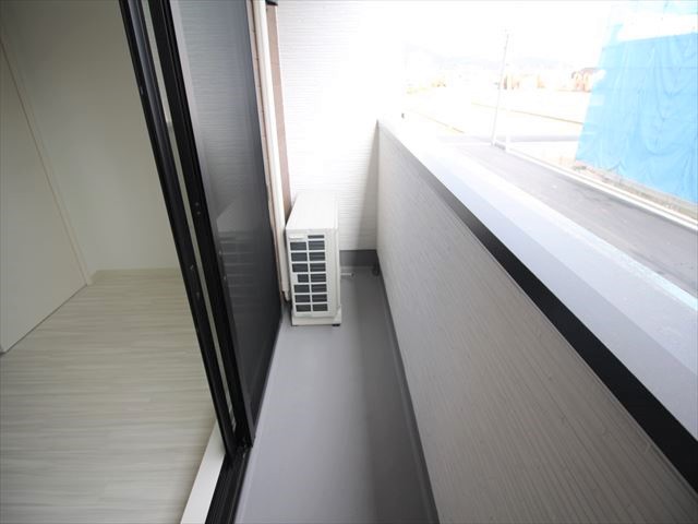 バルコニー　反転したお部屋の写真です。