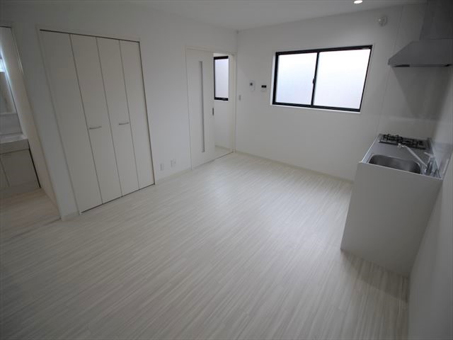 居室・リビング　反転したお部屋の写真です。