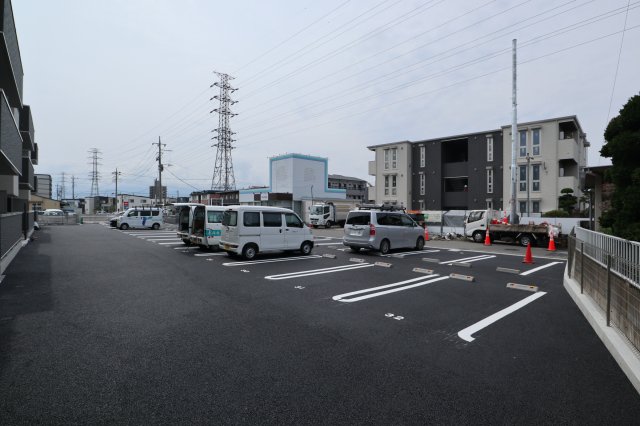 【中巨摩郡昭和町清水新居のアパートの駐車場】